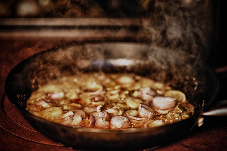 Sjalottløken surrer i smør. Foto: Jan Kraft